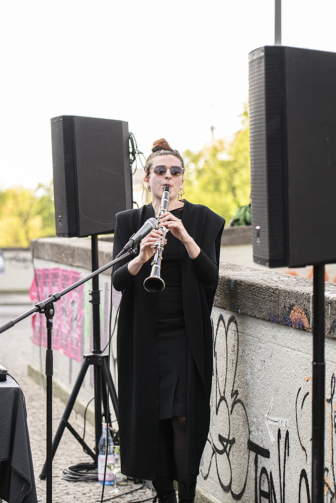 Konzert der Künstlerin Cruhda während der Ausstellungseröffung von 