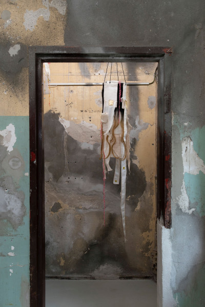Hängende Installation aus Textilien und Haaren