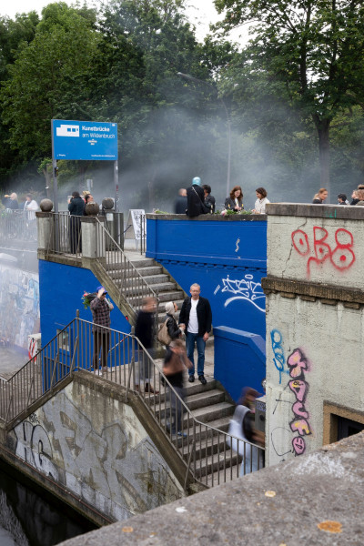 Anlage mit Steintreppen und Besuchern