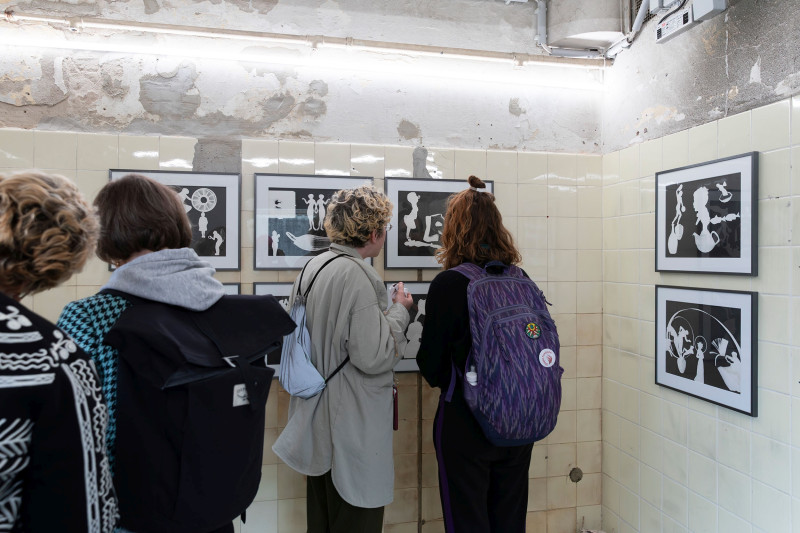 text: >
  Mehrere Galeriebesucher schauen sich
  Fotogramme an der Wand an
decorative: false
source: manual