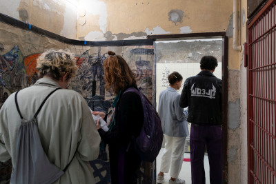 Mehrere Besucher in den Galerieräumen