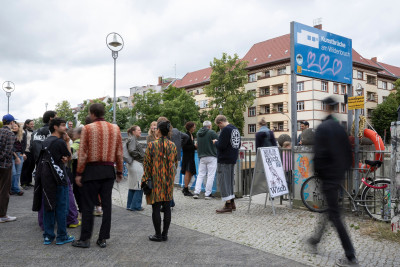 Besucher vor Eingangsbereich der Kunstbrücke am Wildenbruch