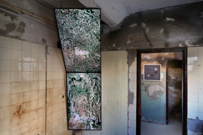 Two screens hang from the ceiling in Kunstbrücke