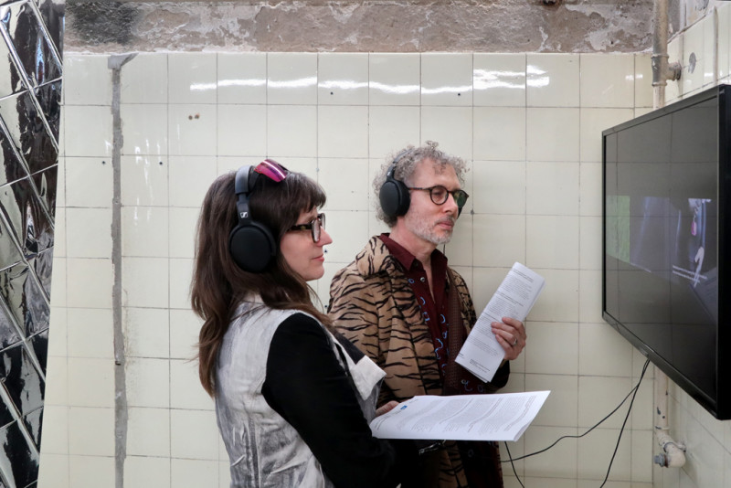 Besucher:innen vor einem Screen