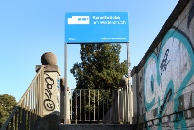 Kunstbrücke am Wildenbruch Schild Treppeneingang