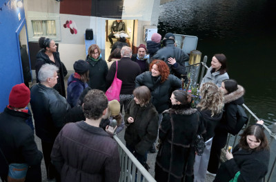 Menschen stehen vor der Galerie während der Vernissage