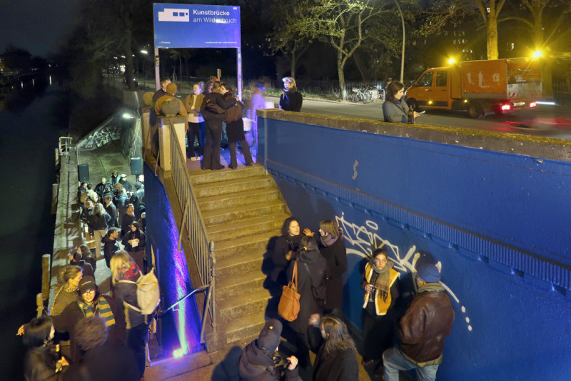 text: >
  Menschen vor der Galerie während der
  Eröffnung
decorative: false
source: manual