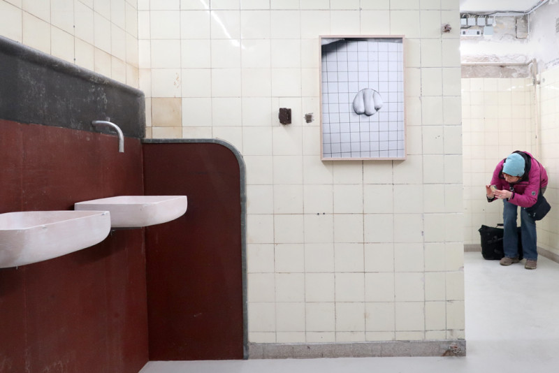 text: Ausstellungsansicht mit einer Besucherin
decorative: false
source: reviewed