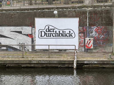 Außenansicht der Plakatwand an der Kunstbrücke am Wildenbruch mit dem Text 