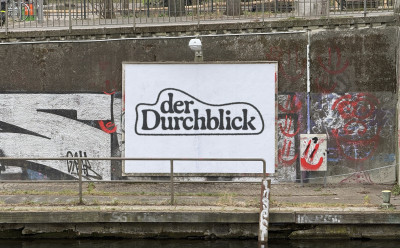 Außenansicht der Plakatwand an der Kunstbrücke am Wildenbruch mit dem Text 