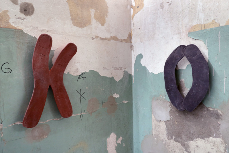 text: >
  Zwei Kunstwerke aus gebrannter Keramik
  in der Ausstellung. Die Kunstwerke sehen
  aus wie Finger
decorative: false
source: manual