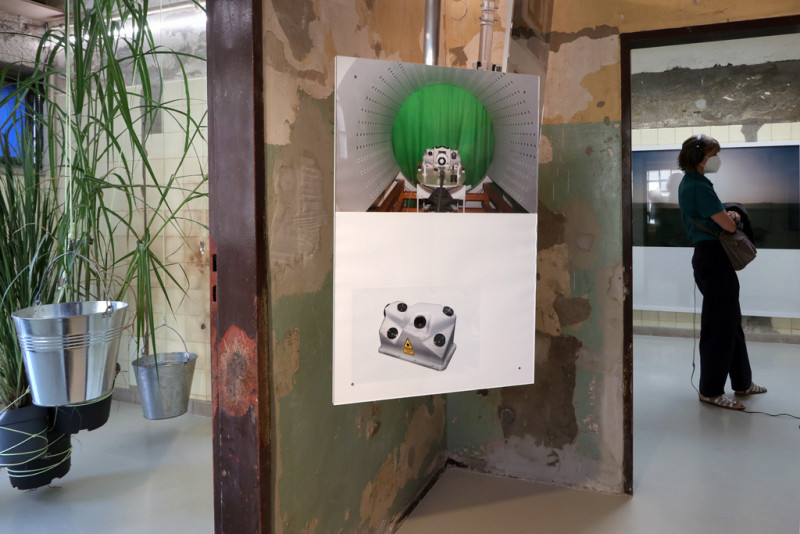 Rechts im Hintergrund: Sophia Pompéry, Neubezug & im Vordergrund: Alina Schmuch, Interior Spaces