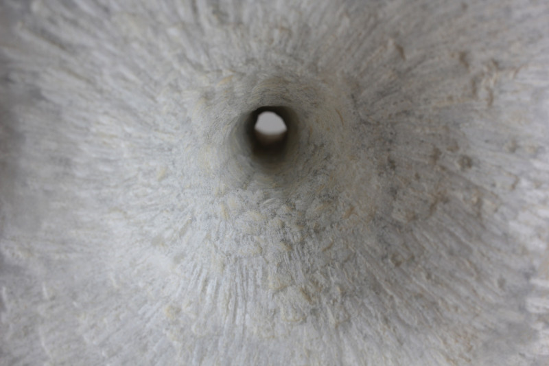 Eine Steinskulptur mit einem Loch in der Mitte ist zu sehen