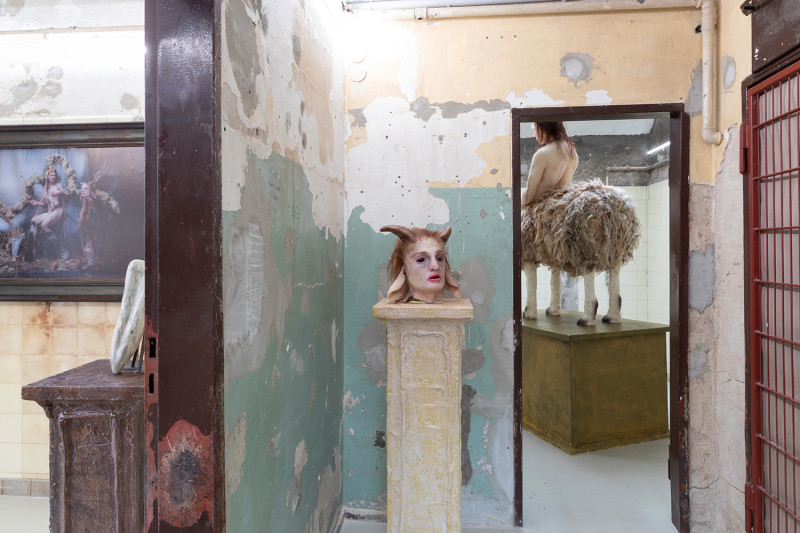 text: >
  Kunstinstallation von mehreren Werken
  darunter ein Satyrkopf auf Steinsockel
  in Galerie, die vormals eine
  öffentliche Toilette war.
decorative: false
source: reviewed