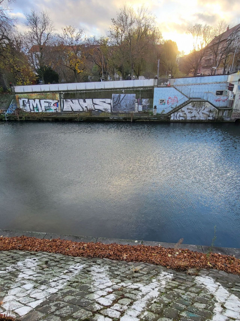 Ansicht des Plakates mit Wassser im Vordergrund