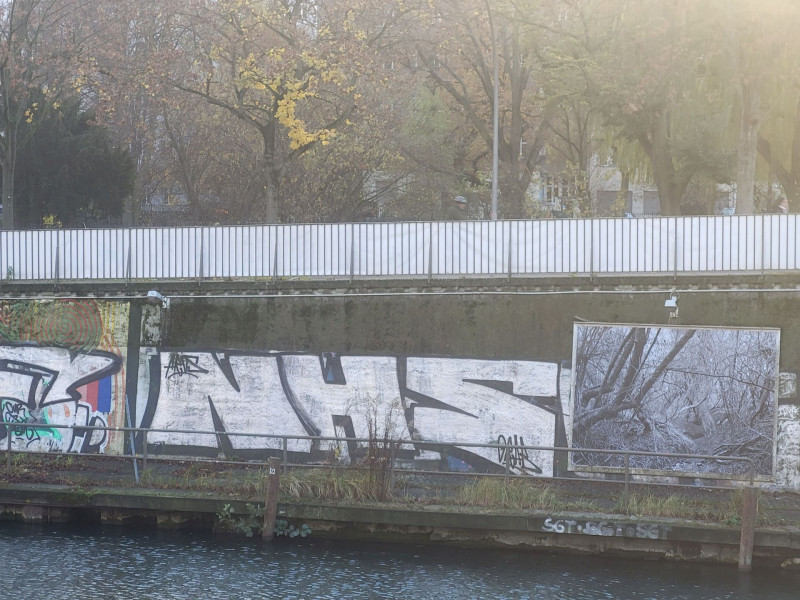 Ansicht des Plakates mit Wassser im Vordergrund