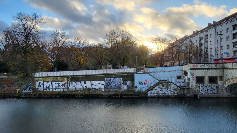 Ansicht des Plakates mit Wassser im Vordergrund