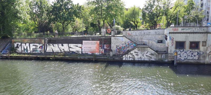 Anlegestelle an der Kunstbrücke am Wildenbruch mit Plakat von Felix Deiters