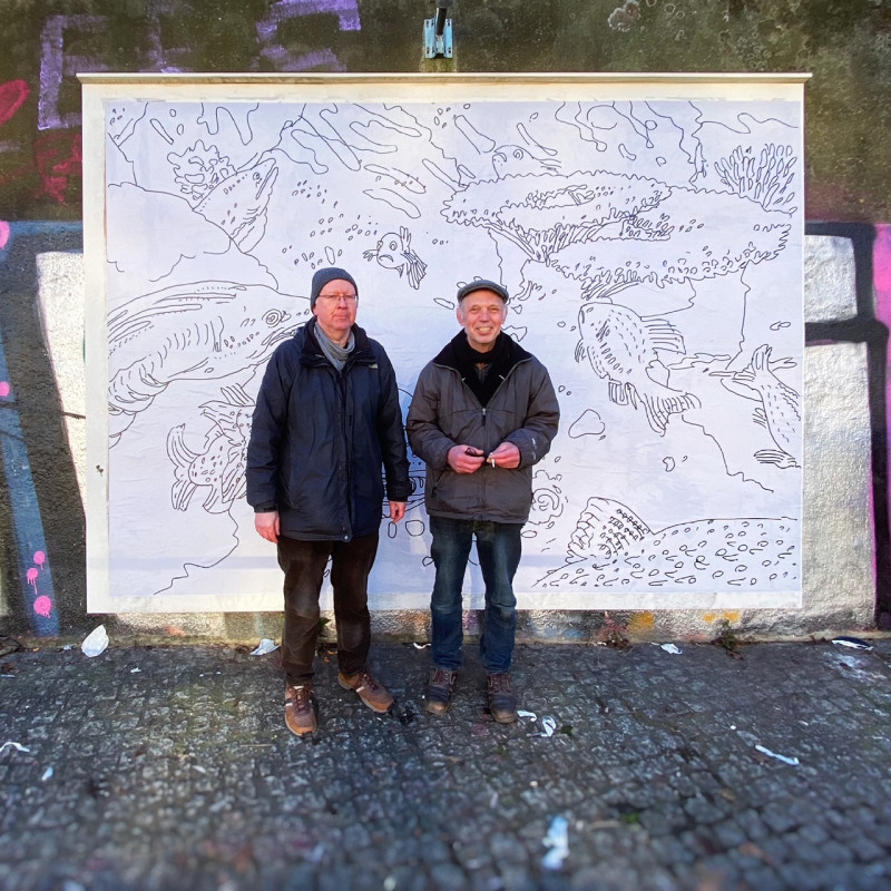 Matthias Beckmann mit einem Kollegen vor seinem Werk.