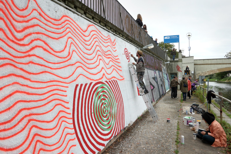 Gregorio Alvarez beim Malen seines Wandgemäldes