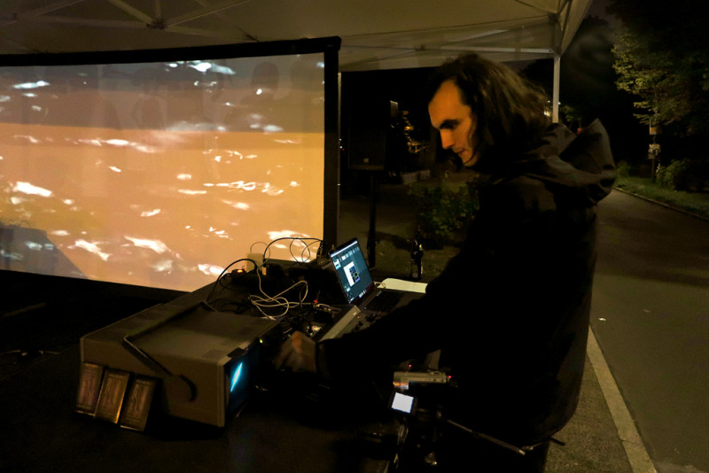 Audiovisuelle Performance von Gregor Dys / LeOff: Im Fluss