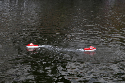 Aktion von Ingo Gerken WALKING ON WATER