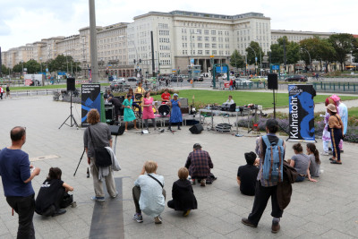 Kuhratohr und Zuhörer/-schauer