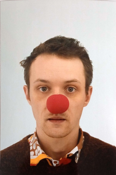 Porträt eines Mannes mit roter Clownsnase