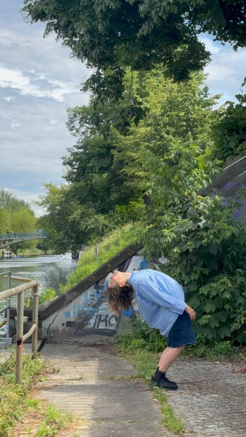 text: >
  Künstlerin beugt sich über Graffiti an
  einer Brückenwand am Wasser
decorative: false
source: reviewed