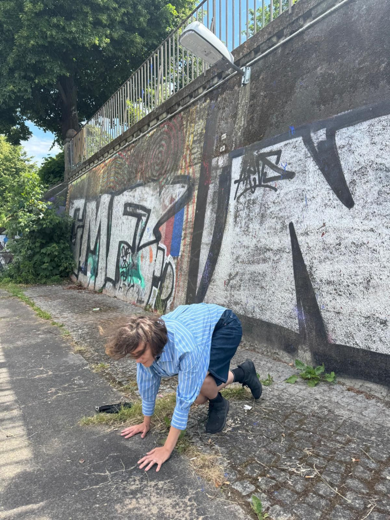 text: >
  Künstlerin performt vor einer
  Graffiti-Wand
decorative: false
source: reviewed