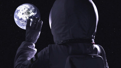 Ein Astronaut winkt im Weltall der Erde zu.