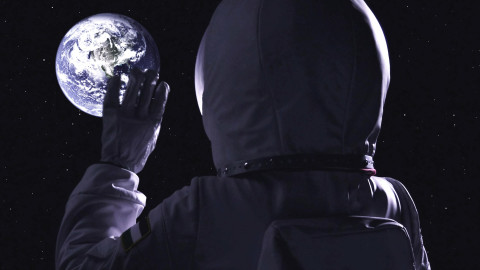 Ein Astronaut winkt im Weltall der Erde zu.