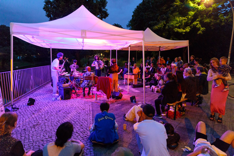 Jamsession mit vielen Zuhörern.