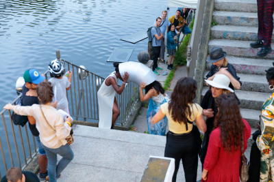 Life performers. Visitors watch the show.