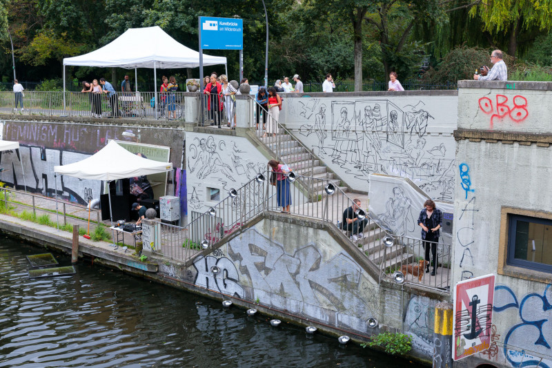 Besucher bei der Kunstbrücke am Wildenbruch