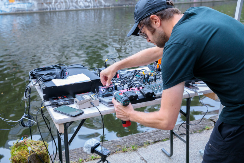 Künstler an seinem Musik- Schaltpult.